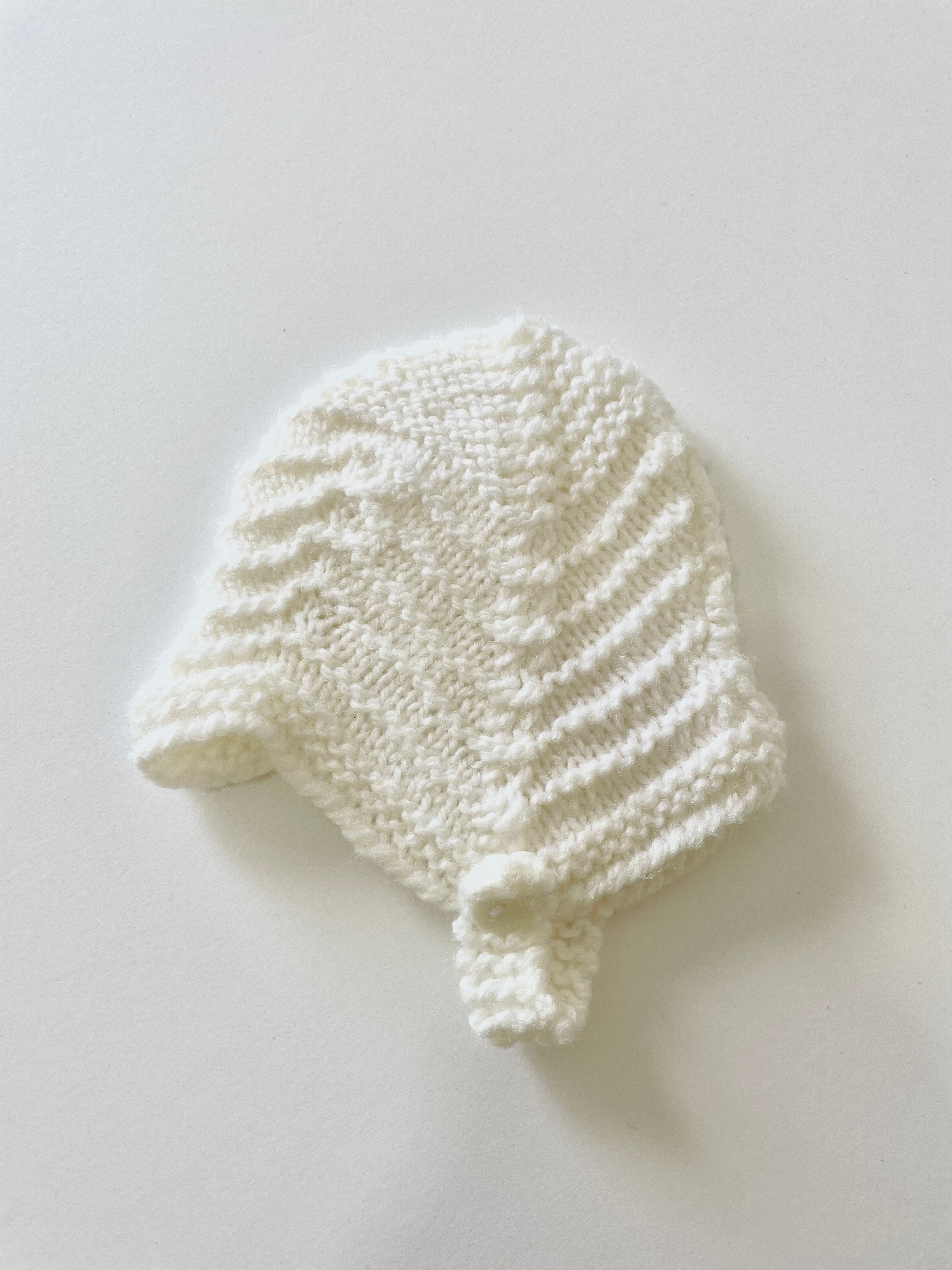 Cappellino lavorato a maglia per neonato