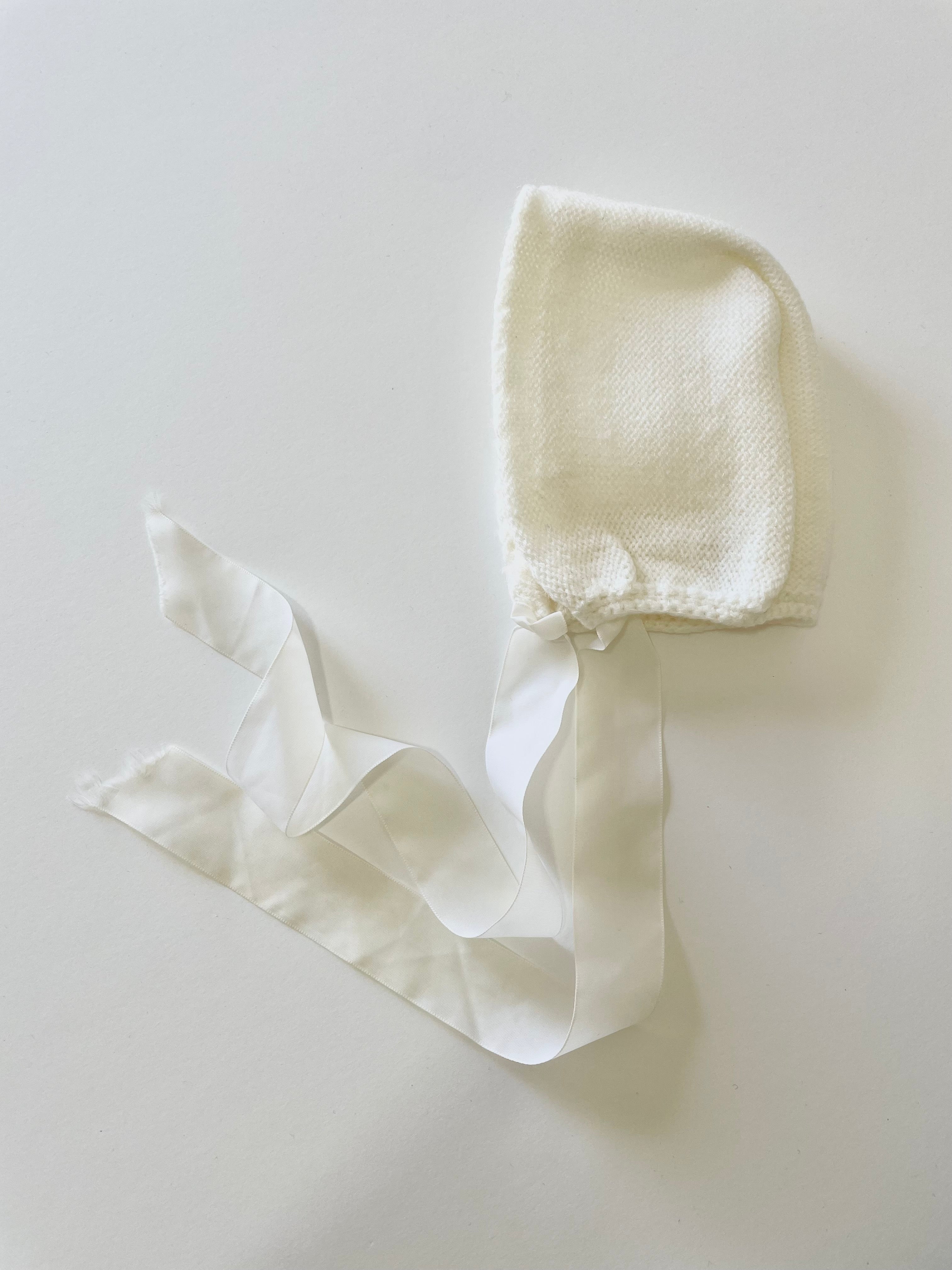 Cappellino lavorato a maglia per neonato